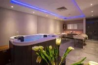 Golden Coast Beach Hotel - Bathtub
