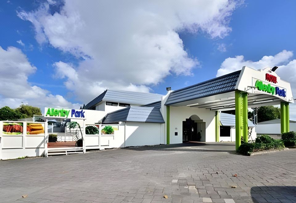 6. Manukau ..