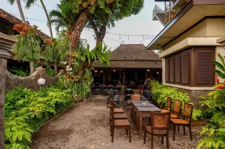 Cakra Homestay Solo Mitra RedDoorz Отели в г. Pasar Kliwon