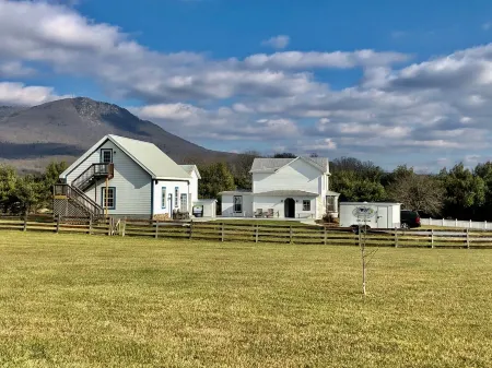 Charming Gingerbread House. Awesome mountain views near to SNP and Skyline Dr.