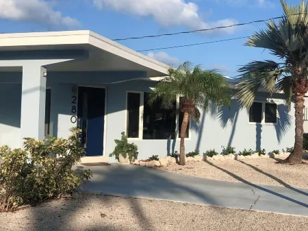 Quiet canal-front 3/3 Single-Family Home with Private Pool & Cabana Club Access Отели в г. Key Colony Beach