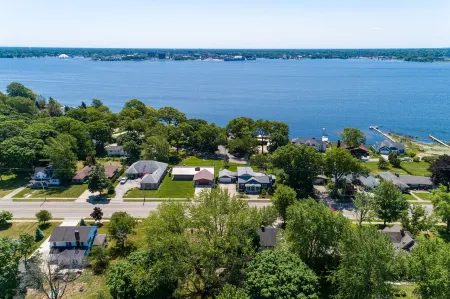 This property is conviently located in Lakeside, within minutes from the Lake. Отели рядом с достопримечательностью «Беюкма Плейфилд»