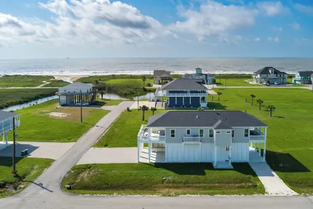 Epic Beach Views Gated Golf Course Community in Crystal Beach Отели рядом с достопримечательностью «Port Bolivar»