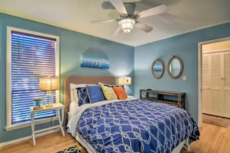 Diamondhead 1st Floor Condo w/Priv. Balcony Community Pool