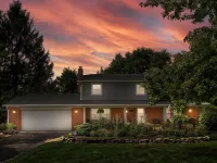 Private/spacious home w/backyard near Grand Park Hotels in Westfield