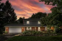 Private/spacious home w/backyard near Grand Park Hotels in Westfield