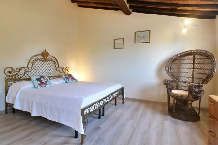 Lovely cottage in the park of a Renaissance Villa Отели рядом с достопримечательностью «Parrocchia Dei Ss. Maria Assunta e Jacopo Maggiore di Lammari»