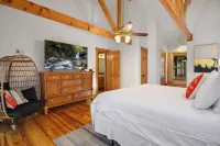 Serene Mountain View Retreat. Pool, Firepit & Hot tub, Fireplace  Dogs Welcome! Hotels in Gilmer County