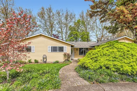 Entire home: Charming Home with Beautiful Yard Отели рядом с достопримечательностью «Вашингтон сквер»