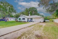 TOOTSIE’S BEACHSIDE POOL COTTAGE Hotels near Walsingham Commons