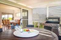 Kulang Lodge in Charming Broke with Large Swim Spa and Games Room Suits up to 8 Guests فنادق في Broke