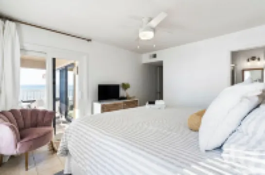 The Pink Pearl - Top Floor Beachfront Boho Condo with Community Pool!