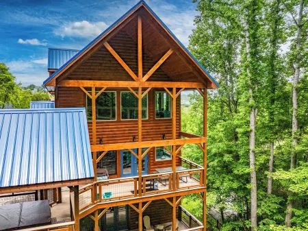 Happy Days Cabin-Great Rates with Theater Room, Hot Tub, Jukebox and Pool Table Отели рядом с достопримечательностью «Зоопарк Рейнфорест Адвенчерс»