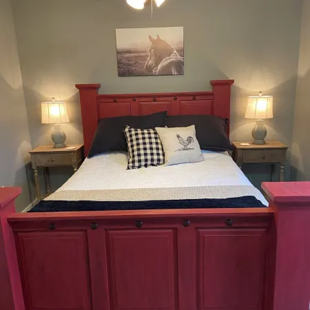 Tiny Farm home on 225 acres. 28 miles from Durant Casino & resort. Pet friendly!