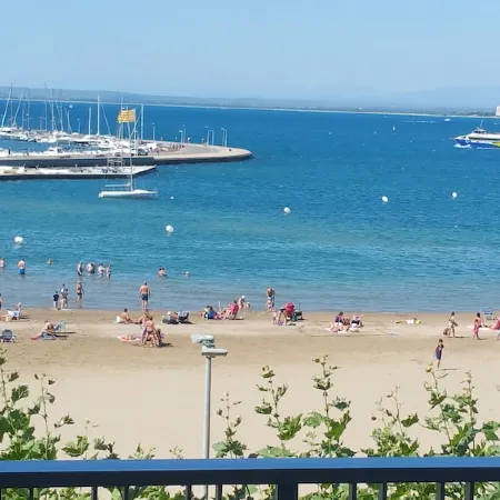 Nice Apartment in Front of the Beach for 8 People in the Center of Roses