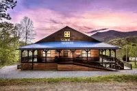 Blue Moon Lodge: Reconnect with Family and Friends with Room to Spread Out!