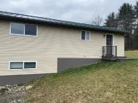 Family friendly cottage, covered deck, close to lake to fish, swim, and boat Các khách sạn ở Triangle