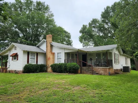 Return to the easy life at this quaint farm close to venues, lakes, and more!