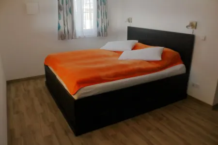 Fully equipped, spacious vacation apartment with mountain views;