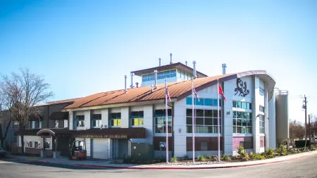 🍾UPSTAIRS ON VINE - 2 blocks from the center of town!!🍷