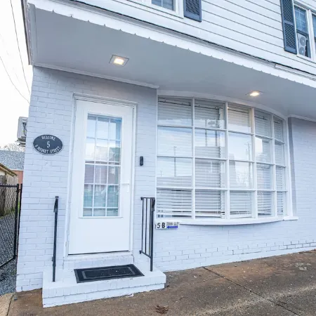 Totally Remodeled Cozy Apartment. 2.5 miles to Delaware Turf!