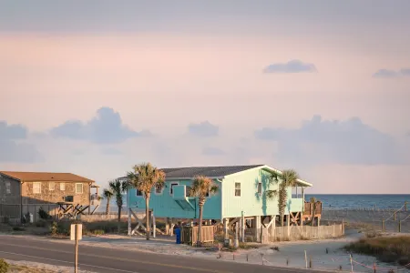 OCEAN FRONT, 4BR, 2BA, FENCED YARD, PET FRIENDLY,  Walkable to shops/restaurants