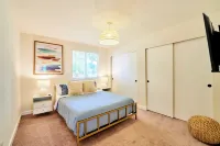 Modern LUX 4 bdrm - Near Mall, Boeing, Paine Field & Eateries!