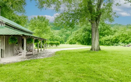 Cozy Bourbon Country Cabin with HOT TUB and Fire Pit on Brashears Creek