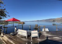 The Lake Cottage on Soda Bay-Pet Friendly, Private Deck, Dock & Kayaks Hotel a Lake County