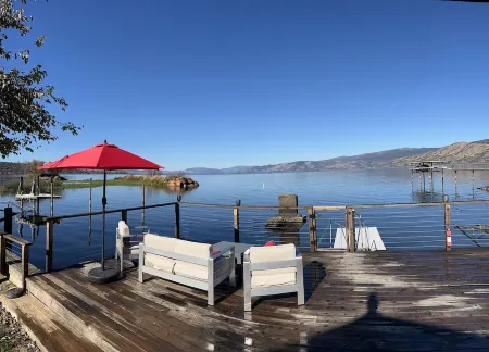 The Lake Cottage on Soda Bay-Pet Friendly, Private Deck, Dock & Kayaks