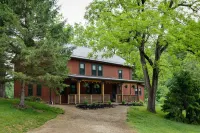 Private Cabin w/Hot Tub. Woods and nature