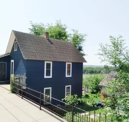 Bluffside cottage with gorgeous river views
