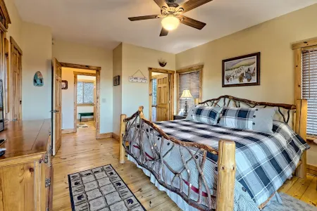 Sky's The Limit - Mountain & Golf Course Views, Game Room, Cmty Pool + Hot Tub! Отели в г. Рейбан