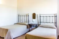Charming rural house with swimming pool 3 km from the city of Granada. parking