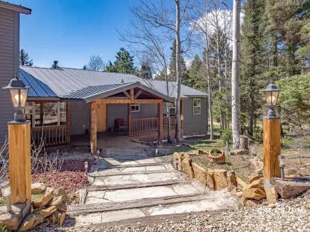 Beautiful, 6-bedroom mountain home with hot tub, deck and fire pit!
