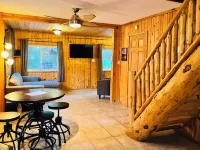 "Otsego Lake Retreat" Charming 3-bedroom house with WiFi and AC in Gaylord
