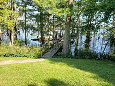 Darby's Lakehouse Retreat