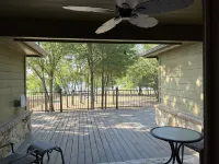 Beautiful lakefront house in 3 acre private woods West Tawakoni住宿飯店