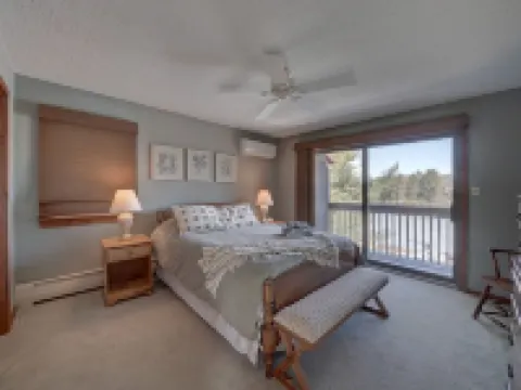 Private Lakefront on Fairview Lake - Sleeps 6-8 帕爾邁拉酒店