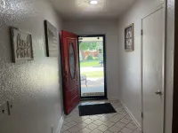 Beautiful renovated home within 3miles of OU. Easy access to I-35.