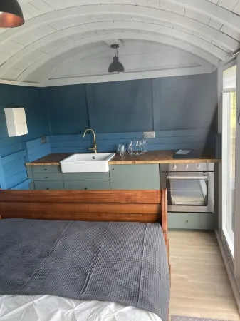 Luxury Shepherd's Hut near the beach