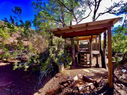 The Chi-Treehouse (Very Civilized Glamping at Sunny Mellow Eco Villa โรงแรมใน