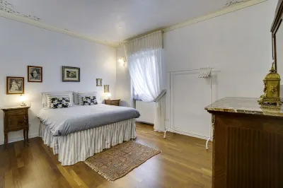 Luxurious Residence in Central Location a Few Steps from the Lake with AC and WIFI Hotel in zona Campeggio Maderno Di Avanzi Roberto