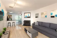 Spacious & Charming ★ UNC Home ★ Monthly Townhome ★ Pet Friendly Hotels in Carrboro