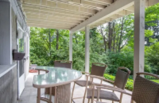 Lakefront 2 bedroom retreat