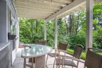 Lakefront 2 bedroom retreat