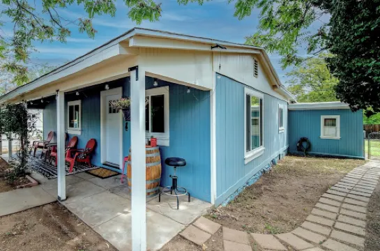 Old Town Cottonwood Cowboy Cottage - 5 min walk to Main Street + Dog-Friendly