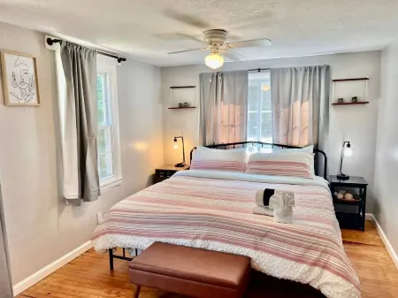 Skyview AVL • Hot Tub • Fire Pit • Full Kitchen Отели рядом с достопримечательностью «Charles D Owen Park»