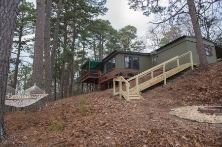 Secluded Beaver Lake Cabin close to Eureka Springs