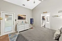 Summer Time! 2Kingbed2Bath, Sleeps 6. Pet Friendly. Pool. Gas Fire Pit.